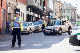 Perde il controllo dell'auto e finisce contro le vetture in sosta