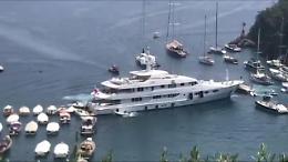 Portofino, yacht di lusso sbaglia manovra nel porticciolo