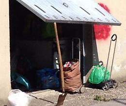 Ombriano, garage utilizzato da immigrati come dormitorio