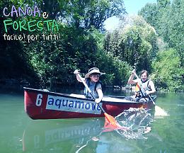 Spazi liberi per viaggiare in canoa nel fiume e a piedi nella foresta