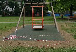 Parco Rosselli, già danneggiata l'altalena per disabili