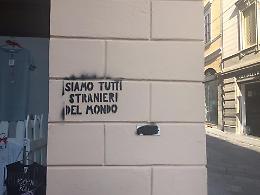 Scritte sui muri e imbrattamenti dopo la protesta in piazza Roma