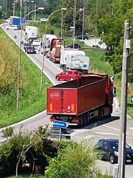 Coda al passaggio ferroviario, lunghe attese