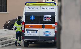 Mucca carica allevatore e lo sbatte sul recinto