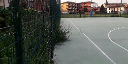 Erbacce tra i canestri, playground dimenticato