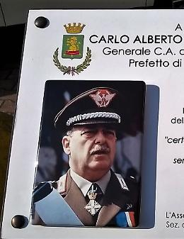 Vandali a Cogozzo, staccata l'effige di Dalla Chiesa