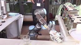 Pisa: il robot-barman che prepara i cocktail