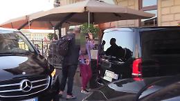 Firenze, arrivano i Rolling Stones scortati dalla polizia: saluti ai fan e poi in albergo