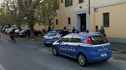 Questua molesta, chiede soldi poi picchia due poliziotti