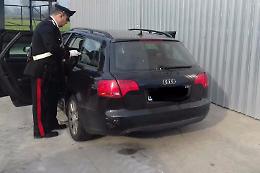 Abbandonano l'auto rubata e si danno alla fuga