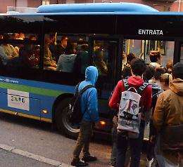 Studentessa del Romani sfiorata dal bus, l'appello: &laquo;Pi&ugrave; disciplina nella sosta alle scuole&raquo;