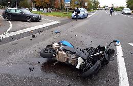 Scontro auto-moto, 23enne in gravi condizioni