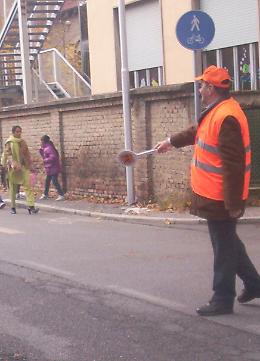 Al nonno vigile insulti e minacce: in lacrime e umiliato