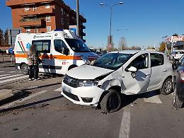 Con l'auto contro un lampione, incidente in via Eridano