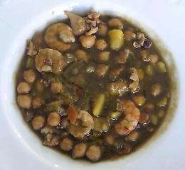 LA RICETTA
Zuppa nera di ceci, seppioline e gamberi