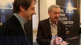 Mostra Pink Floyd: Mason a Roma e il vicesindaco Bergamo si fa autografare album degli anni '70