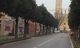 Cartelloni lungo il viale, piovono critiche
