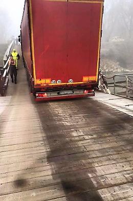 Camion bloccato sul ponte di barche