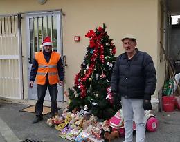 Natale in discarica, giochi in regalo per i bimbi bisognosi