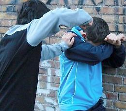 Monetine contro il prof e cyberbullismo