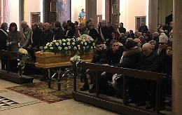 L'addio a Giuseppina,  dura omelia del don