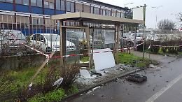 Si schianta con l'auto contro il palo della luce e distrugge pensilina