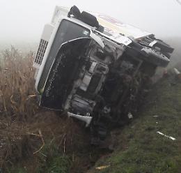 Fuori strada con il camion, illeso l'autista 51enne