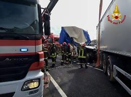 Schiacciata tra due camion, cremonese muore in A14