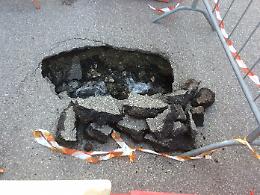 Perdita nella condotta idrica, buca in via Dante: chiusa la strada
