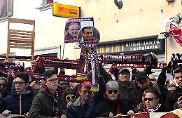 In migliaia per salutare il 'Mondo': applausi, cori, striscioni e sedie