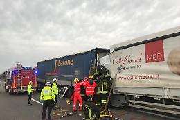 Camion si tamponano, morto un 38enne