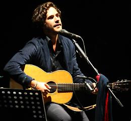 Savoretti incanta il Ponchielli: prima data del tour italiano in versione acustica