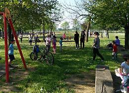 Gioca e cade al parco, vetro lo ferisce al ginocchio