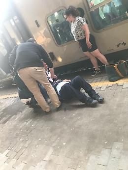 Treno in sosta, controllore aggredito