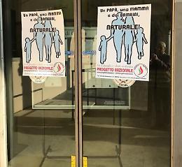 Due papà per i gemellini, cresce la protesta in città