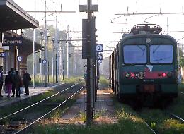 Treno cancellato, studenti a piedi: terza volta in due settimane
