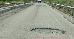 &laquo;Buche pericolose sulla gronda, rischio per i motociclisti&raquo;