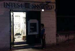 Banditi in azione nella notte, 'salta' il bancomat