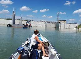 Isola Serafini, conca ko. Navigazione interrotta