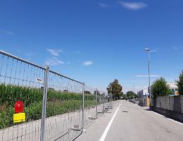 Zona industriale, cedono 300 metri di strada