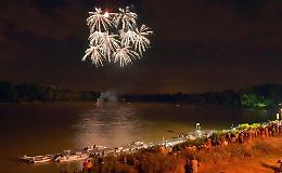 Piazza Spagna, gran finale con i fuochi artificiali sul Po