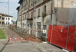 Gi&ugrave; il cornicione dello stabile di via Garibaldi: nessun ferito