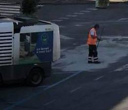 Spazzatrice ko, olio motore invade piazza Giovanni XXIII