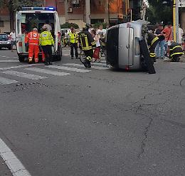 Schianto tremendo, due feriti: si &egrave; temuto il peggio