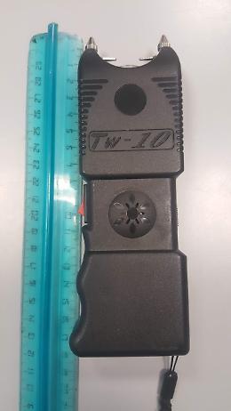 VIDEO Il funzionamento del taser sequestrato in A21