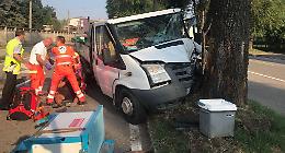 Contro un albero col furgone, due feriti