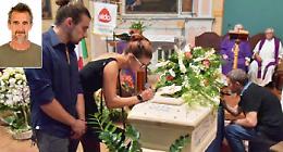 Il saluto 'punk' all'amico ucciso sul lavoro