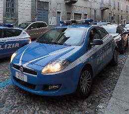 Crede siano ladri ed esce con il martello, ma sono i clienti delle &lsquo;lucciole&rsquo;