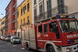 Incendio in via Bonomelli, brucia una tettoia