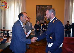 Il questore saluta e premia i 'suoi' uomini